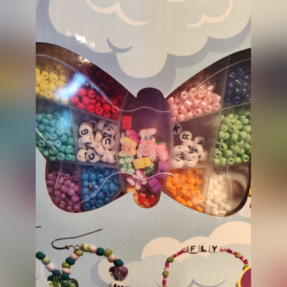 NWT Butterfly Beaded Jewelry Kit, Ages 8+ - Picture 2 of 4
